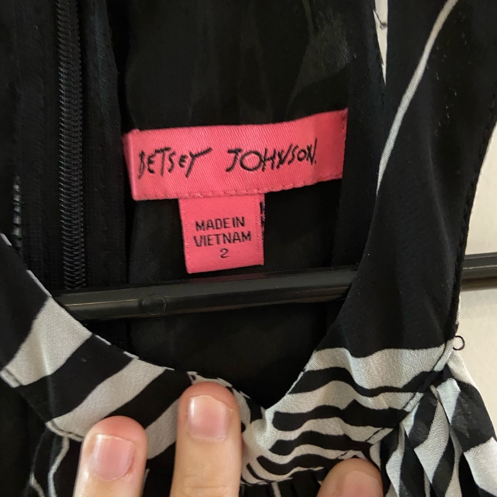 Betsey Johnson Black and White Shift Dress: Size 2